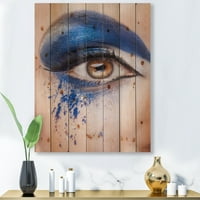 Dizajnerska umjetnost Izbliza smeđih očiju s maštovitom plavom šminkom Moderni otisak na prirodnom borovom drvetu