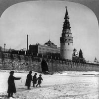 Moskva: Kremlj, C1919. Nthe moskovska rijeka i Kremlj zimi. Stereograf, C1919. Ispis plakata
