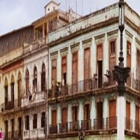 Ispis plakata s pogledom na zgrade niskog kuta, Havana, Kuba