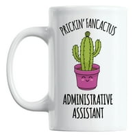 Pomoćnik administratora s šalicom za kavu i čaj