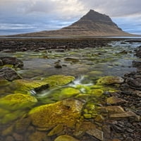 Planina Kirkjufel dominira oceanom u blizini grada Grundarfjorur, poluotok Snifedlsnes; ispis plakata Islanda