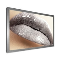 Izbliza ženskih usana s blistavom srebrnom uokvirenom fotografijom, umjetničkim ispisom na platnu